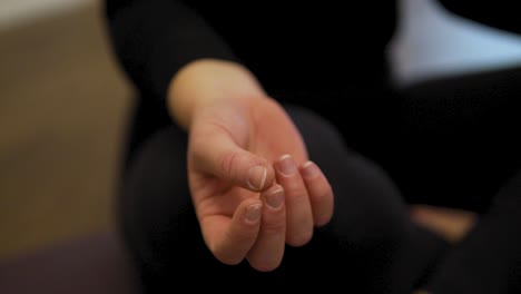 primer plano de la mano de una instructora de yoga en su estudio de fitness