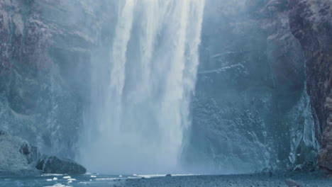 Riesiger-Gefrorener-Wasserfall-In-Island-In-Zeitlupe