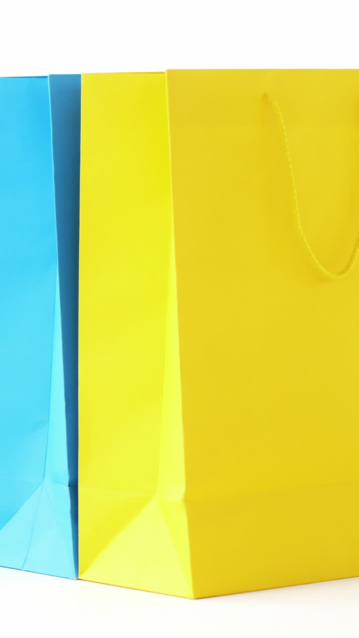 bolsas de compras multicolores sobre un fondo blanco