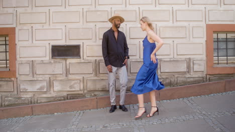 pareja interracial bailando salsa en el casco antiguo calle 15