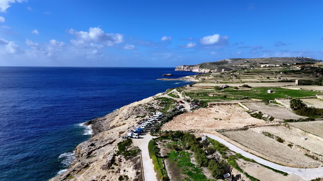 Vista aerea della costa rurale con campi a Gozo, Malta. Tranquilla bellezza