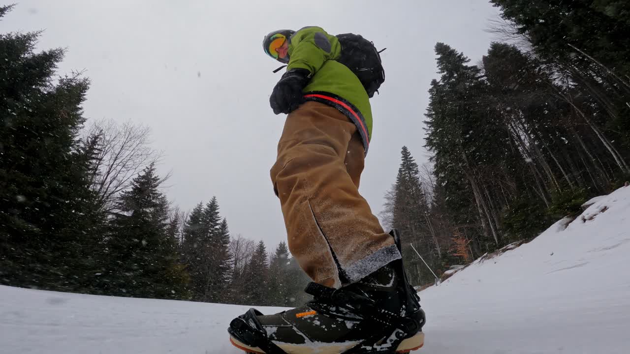 Snowboarding i de bulgarske Karpaterbjerge om vinteren.