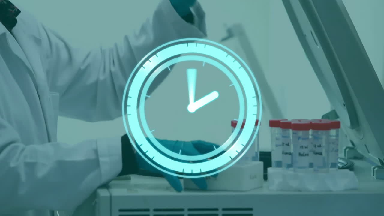 animación de reloj en movimiento sobre científica caucásica en el laboratorio