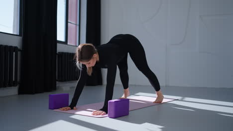 mujer haciendo yoga en un estudio
