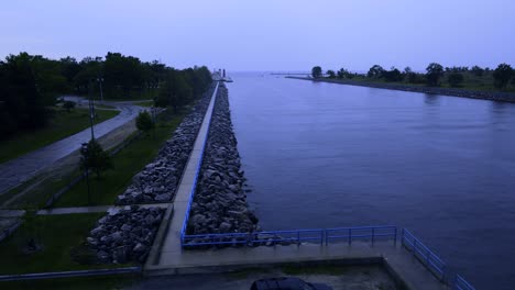 Seitliche-LKW-Bewegung-über-Den-Kanal-Des-Muskegon-Sees