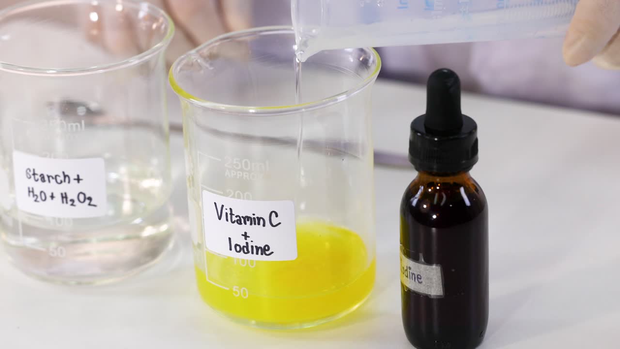 시간이 지남에 따라 색이 변하는 것을 보여주는 화학 반응