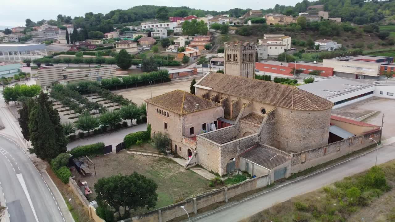Drone orbita la Chiesa di Santa María de Vallformosa e i vigneti