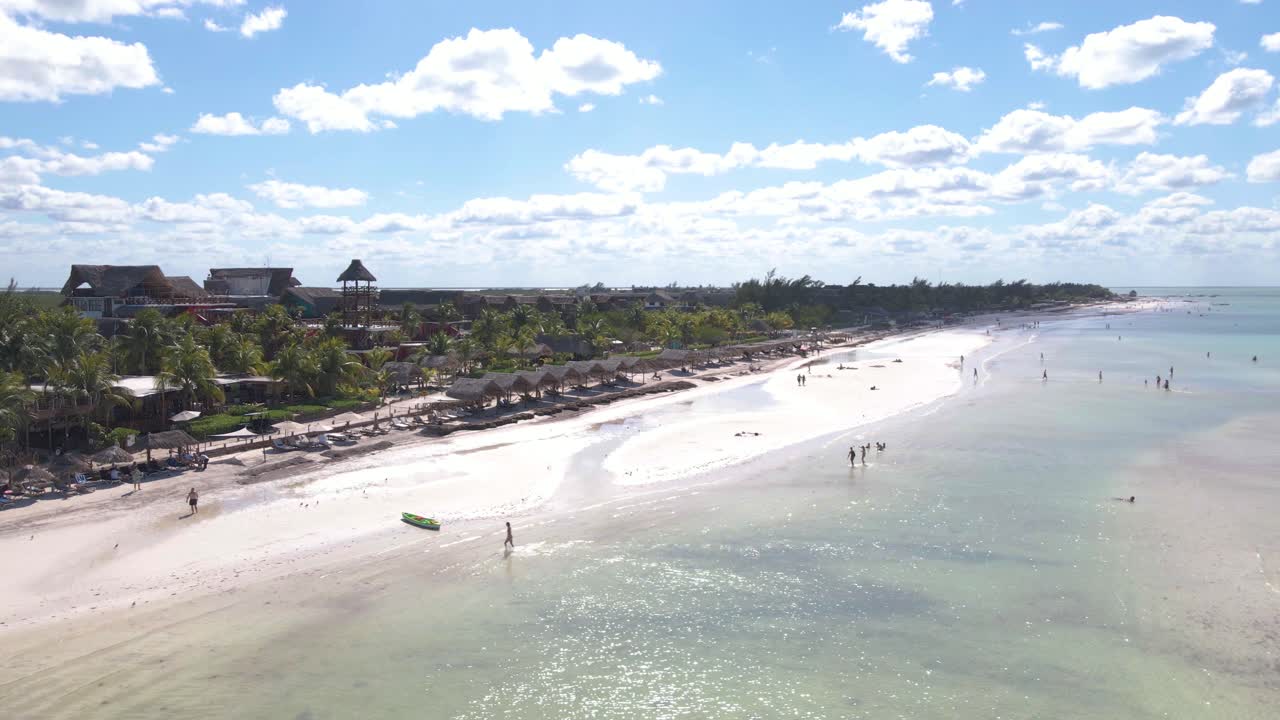 vista aérea de gran angular de las concurridas playas de arena blanca de la isla tropical de holbox en méxico durante un día soleado muy caluroso filmado en 4k