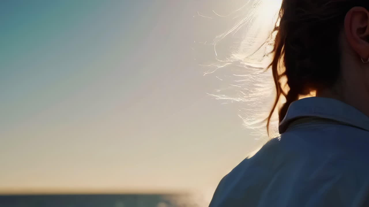 해변에서 해가 지는 여자