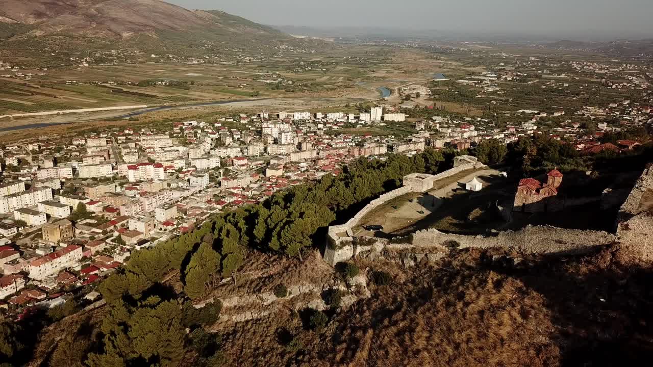 vista con avión no tripulado del castillo de herat, albania, balcanes, europa ruinas del castillo y ciudad nueva