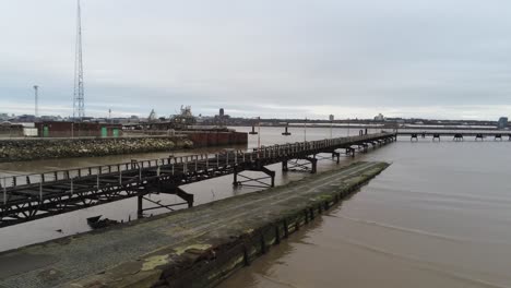 Drohnenansicht-Tranmere-Oil-Terminal-Birkenhead-Petrochemische-Hafen-Verteilungspipeline-An-Der-Küste-Rechts-Folgen