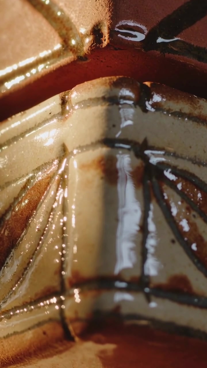 Video verticale: Angolazione della telecamera in movimento che mostra un recipiente in cucina, evidenziando bordo, cresta e smalto.