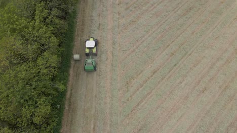 Tiro-De-Dron-De-Un-Tractor-Trabajando-En-Un-Campo