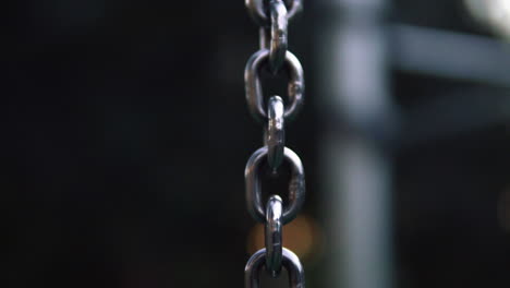 cadena de eslabones galvanizados en fondo negro