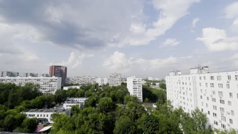 Einspielaufnahme-Von-Wohnwohnungen-In-Alten-Sowjetischen-Gebäuden-In-Moskau,-Russland-–-Schlafendes-Viertel-Im-Norden-Der-Hauptstadt-In-Der-Nähe-Von-Babuschkinskaja-Im-Sommer-2022-–-Totalaufnahme