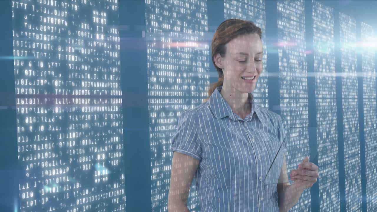 mujer caucásica tocando una pantalla sobre la sala del servidor en el fondo