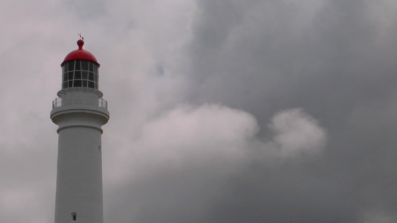 흐린 하늘을 배경으로 등대가 서 있다