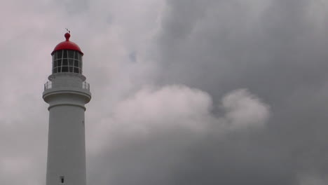 Un-Faro-Se-Encuentra-Con-Un-Cielo-Nublado-De-Fondo