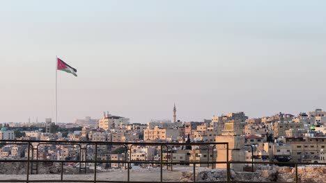 Blick-Von-Der-Zitadelle-Von-Amman-In-Jordanien-Mit-Blick-Auf-Die-Innenstadt-Von-Amman-Und-Die-Jordanische-Flagge