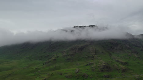 Toma-Aérea-De-Una-Montaña-Con-Nubes-Bajas-En-La-Cima,-En-El-Distrito-Inglés-De-Los-Lagos