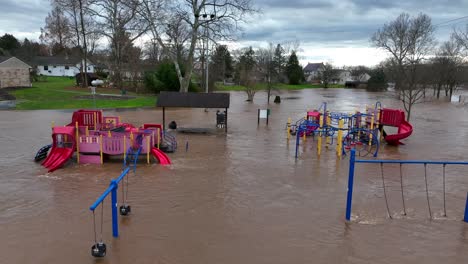 Parque-Infantil-Inundado-En-Una-Ciudad-Estadounidense-Después-De-Fuertes-Lluvias