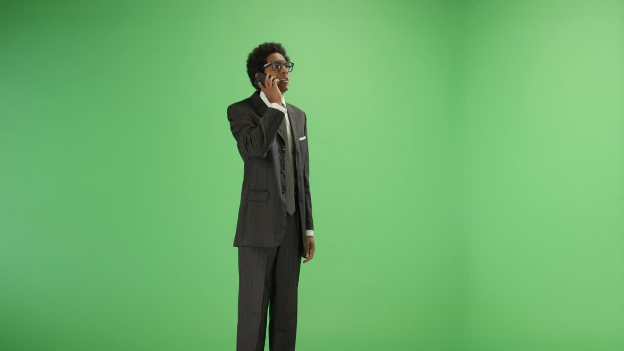 녹색 화면으로 전화 통화하는 짜증나는 사업가