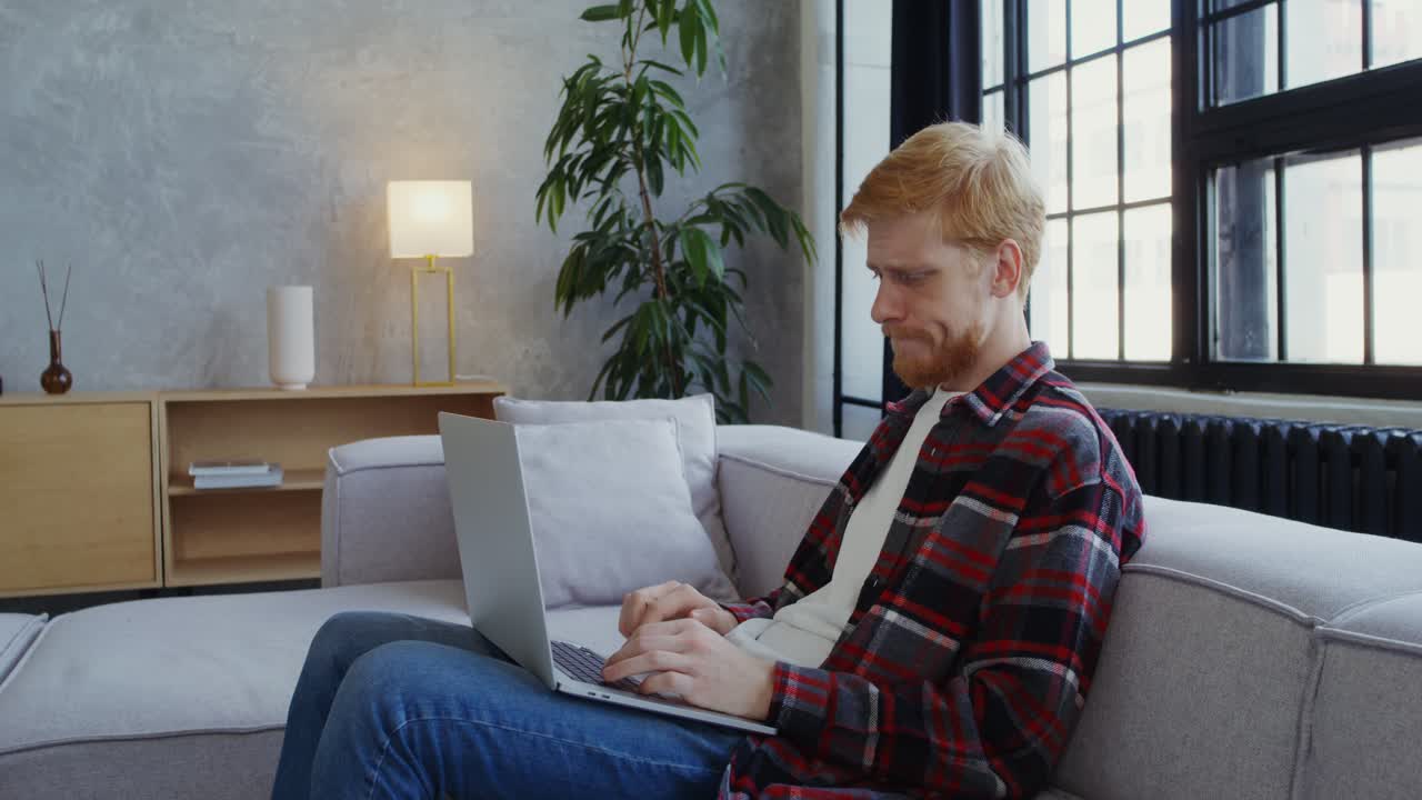 hombre trabajando en una computadora portátil en casa