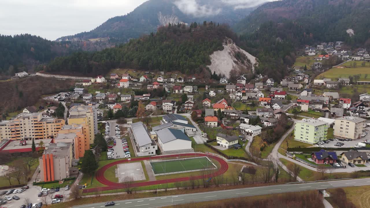 Slovenya, Tržič'in dağlık manzarasında bir İlkokul. Havadan.