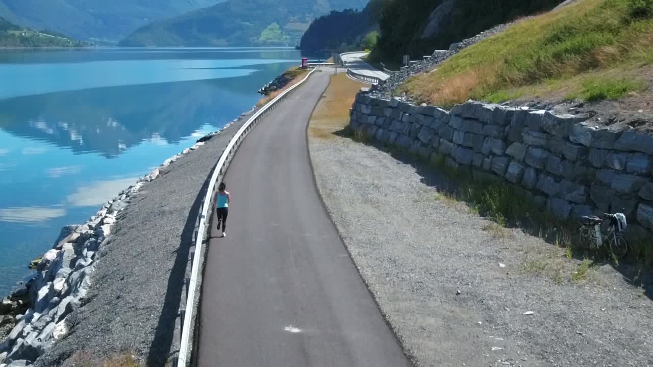 야외에서 조 ⁇ 하는 여성 느린 동작