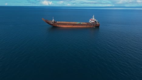 vuelo aéreo de una barcaza minera en la bahía oceánica de filipinas
