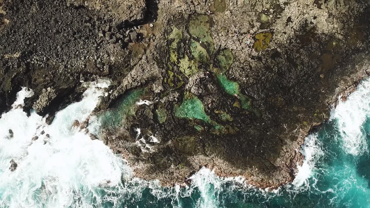 Toma de dron a vista de pájaro directamente sobre las pozas de marea de Makapu'u, frente a la costa rocosa de Oahu, Hawái