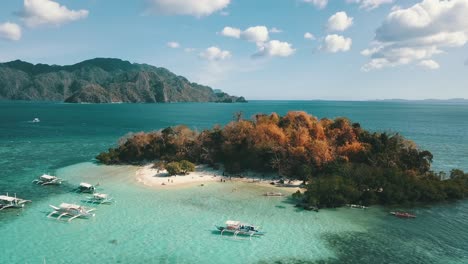 Pequeña-Isla-En-El-Mar-Con-Muchos-Barcos-De-Banca-Locales-Que-Flotan-Suavemente-En-El-Agua