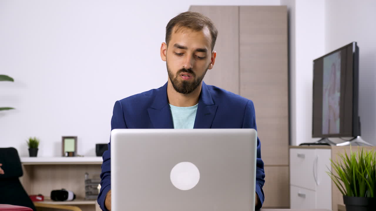 Hombre que trabaja en la computadora portátil en la oficina