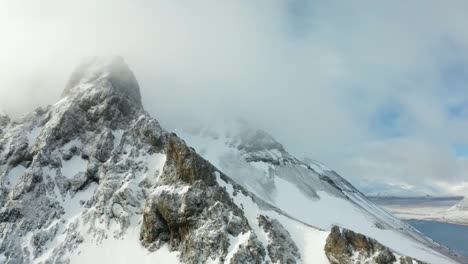 Eine-4K-Drohne-Macht-Einzigartig-Dramatische-Aufnahmen-Eines-Hoch-Aufragenden-Gletschergipfels-Mit-Blick-Auf-Einen-Ruhigen-Blauen-See-Und-Schafft-So-Ein-Filmreifes-Spektakel