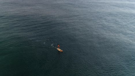 Aerial-shot-of-a-paddle-board-in-Zicatela-beach,-Puerto-Escondido,-Oaxaca