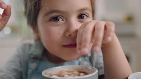 Una-Linda-Niña-Comiendo-Galletas-Mojando-Galletas-En-Chocolate-Caliente-Disfrutando-De-Un-Delicioso-Manjar-En-Casa-En-La-Cocina