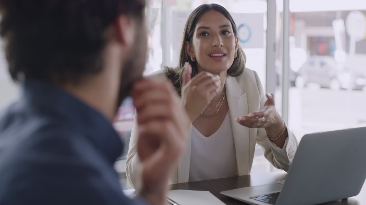 joven empresaria discutiendo su plan