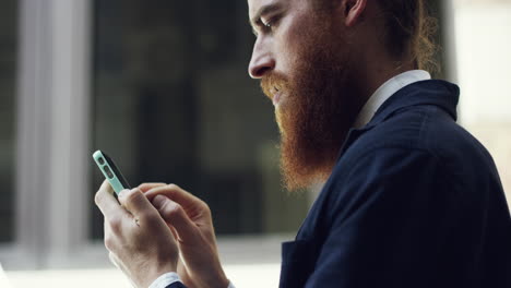 hipster-mann mit smartphone-touchscreen verbundener sharing-ökonomie