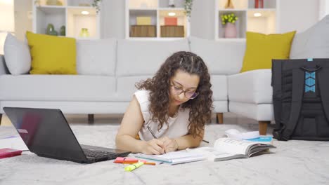 estudiante estresada y nerviosa.