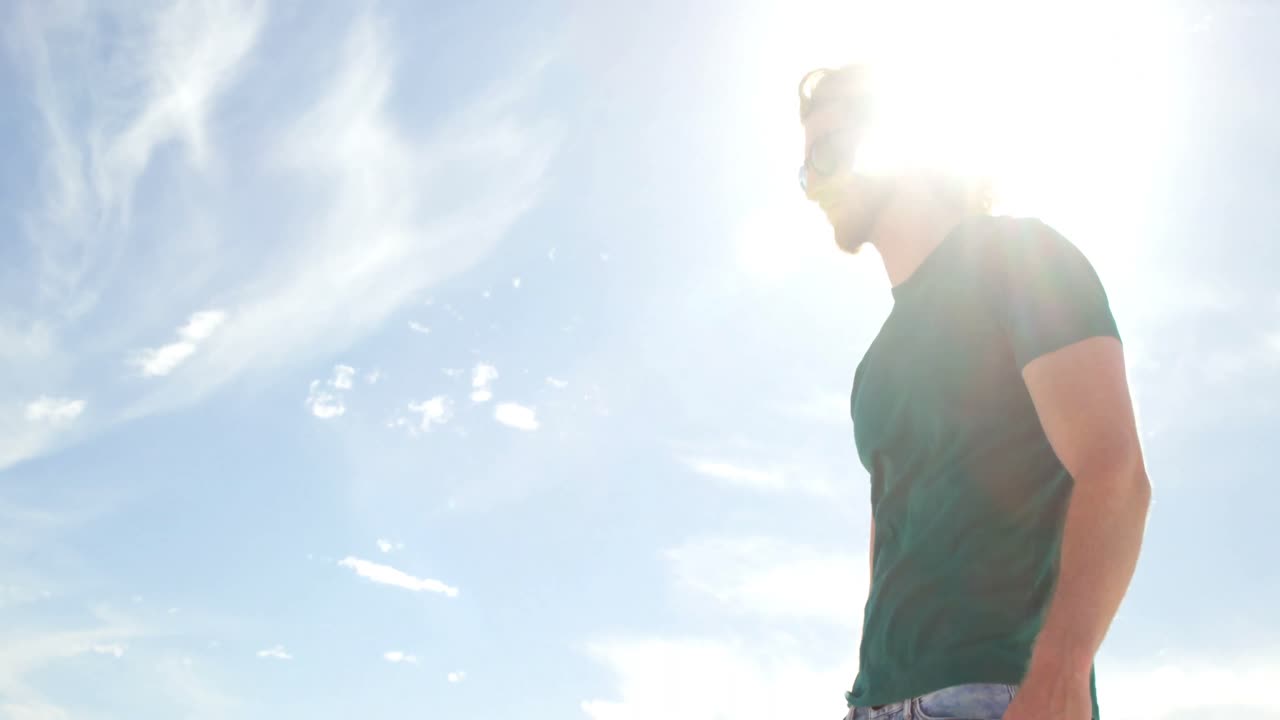 사막 4k에서 그의 눈을 보호하는 모래 보드와 함께 남자