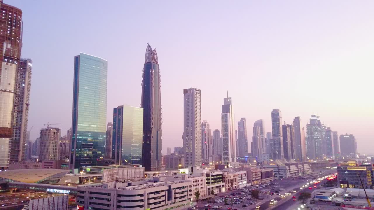 el horizonte de dubái al amanecer y al atardecer