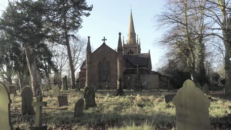 Ländliche-Englische-Walddorfkirche-Versteckt-Durch-Bäume-Im-Sonnenaufgangssonnenlicht-Der-Landschaft