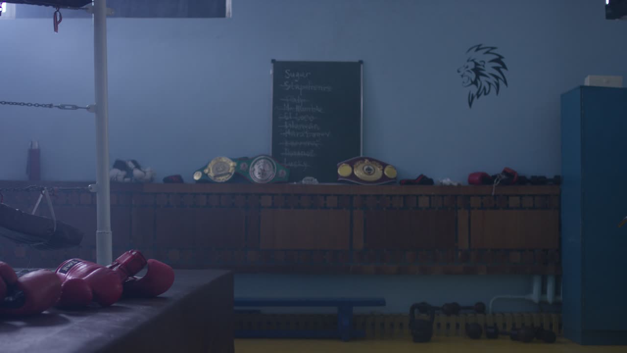 트로피와 훈련 스케줄이 있는 권투 체육관 인테리어