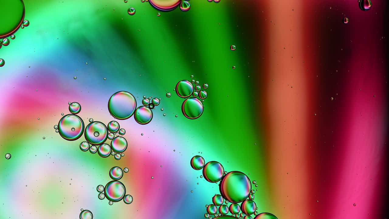 추상적인 다채로운 음식 기름 방울 거품과 구가 흐르고