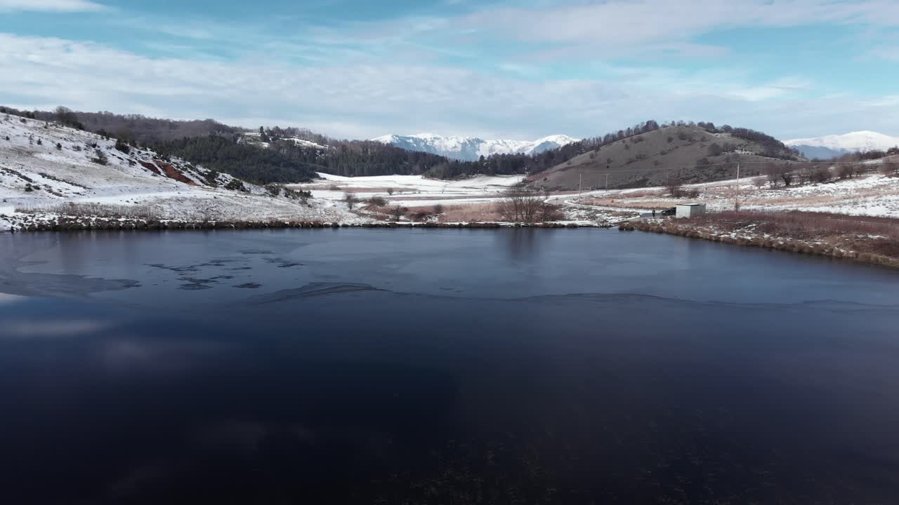 얼어붙은 산, 어두운 호수, 눈 인 산꼭대기, 겨울의 날