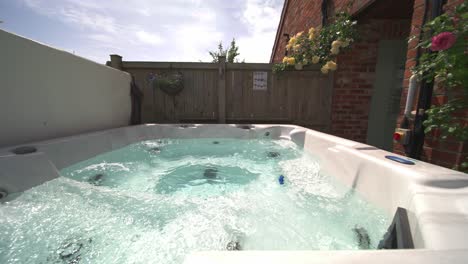 toma lenta de lado a lado del jacuzzi privado en el alquiler de vacaciones en verano