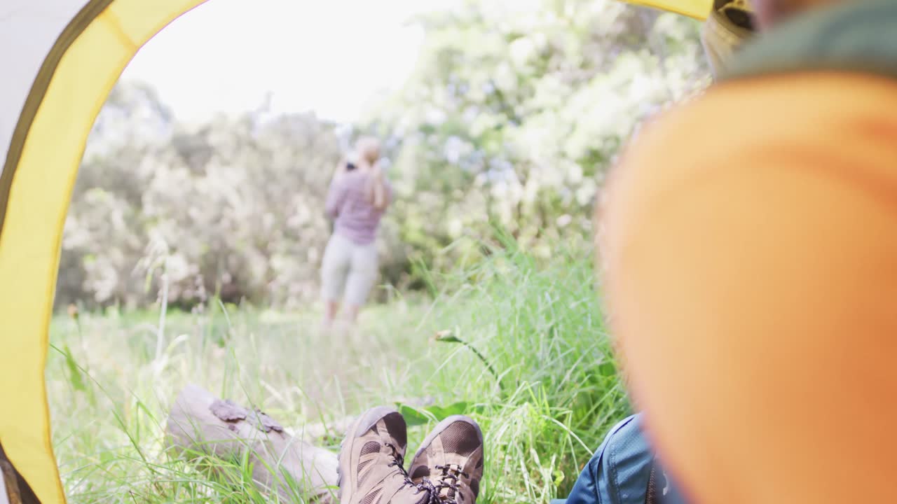 사진을 찍고 텐트에 앉아 있는 다양한 커플, 슬로우 모션
