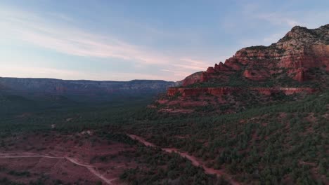 Sedona-Arizona-Montañas-De-Roca-Roja-Al-Atardecer---Toma-Aérea-De-Drones