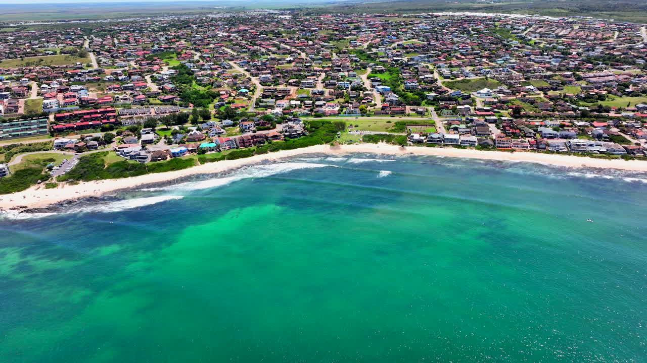 남아프리카 jbay jeffreys bay aerial drone town home buildings most stunning white sand beach epic surf wave aqua blue rugged reef coastline daytime wsl corona open supers boneyard summer pan up