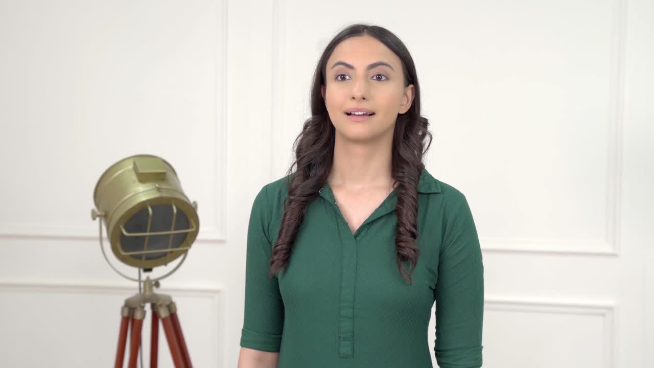 Ragazza indiana che ascolta qualcuno
